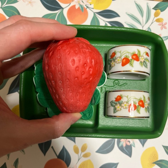 Vintage Avon Strawberry soap and napkin holder set. Gold trim - Picture 2 of 9